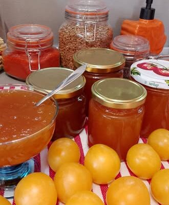 Великолепен ,вкусен,конфитюр от сочни домашни жълти сливи.