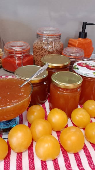 Великолепен ,вкусен,конфитюр от сочни домашни жълти сливи.